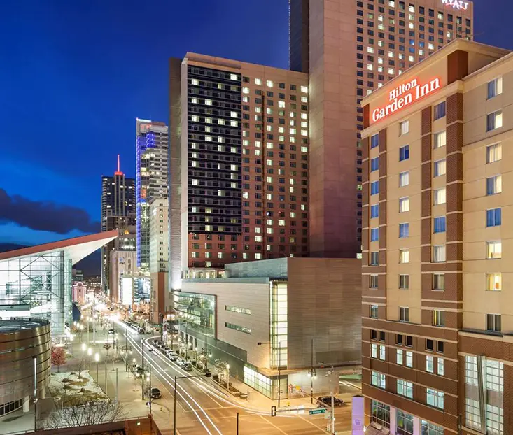 downtown denver hotels with airport shuttle service