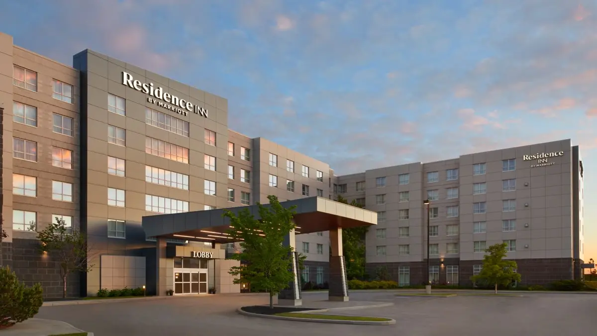 hotels close to calgary airport with shuttle service