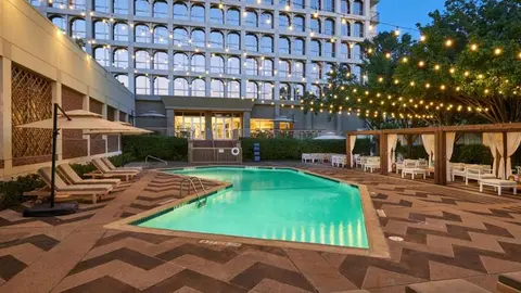 Relax and Ride: Hotels Near American Airlines Center Dallas with Shuttle Service