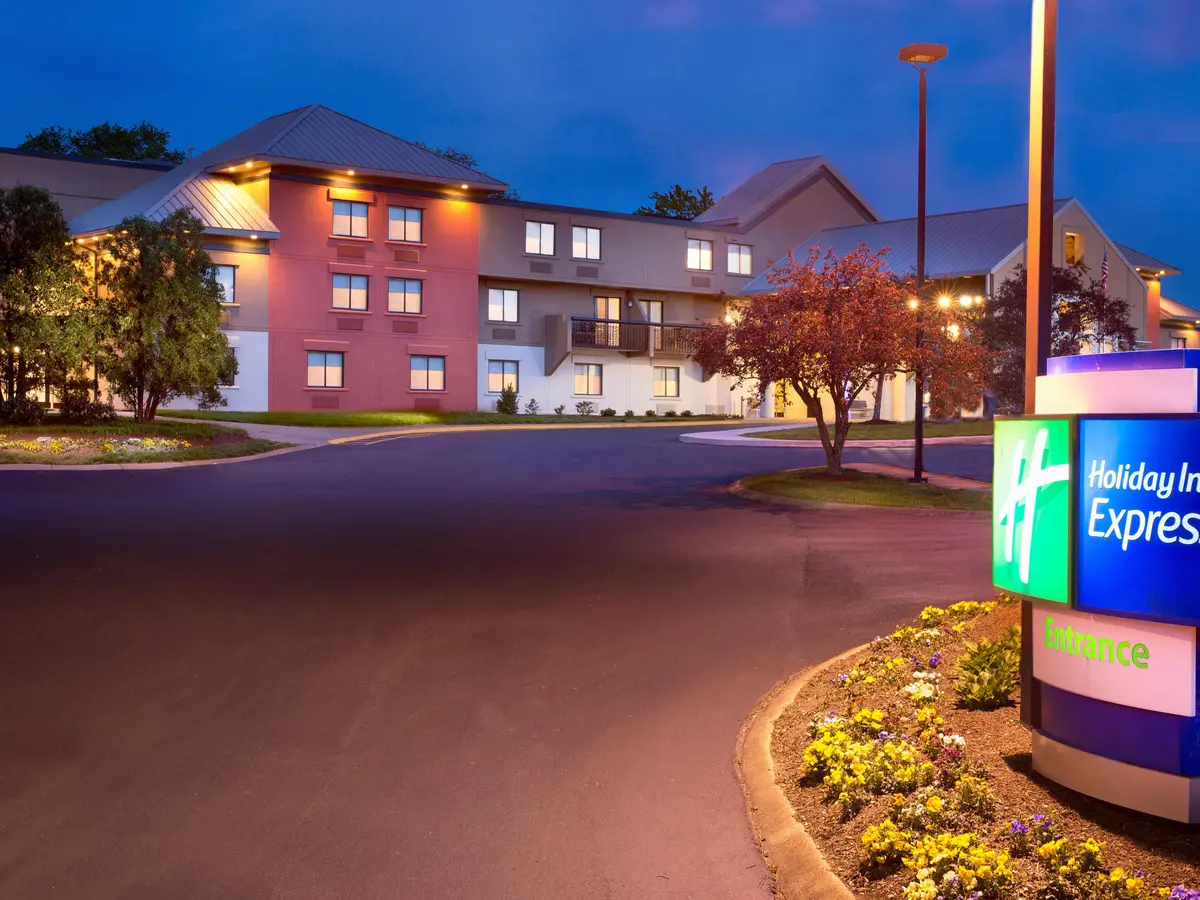 hotels near nashville airport with shuttle service