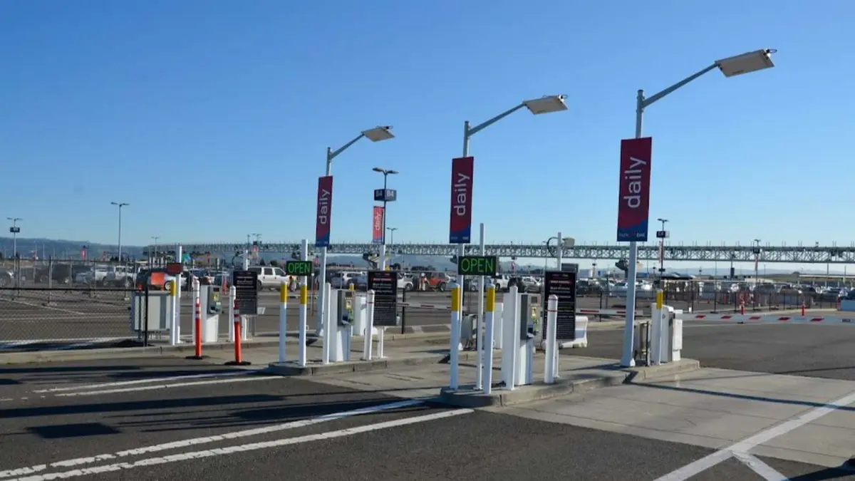 parking near oakland airport with shuttle service